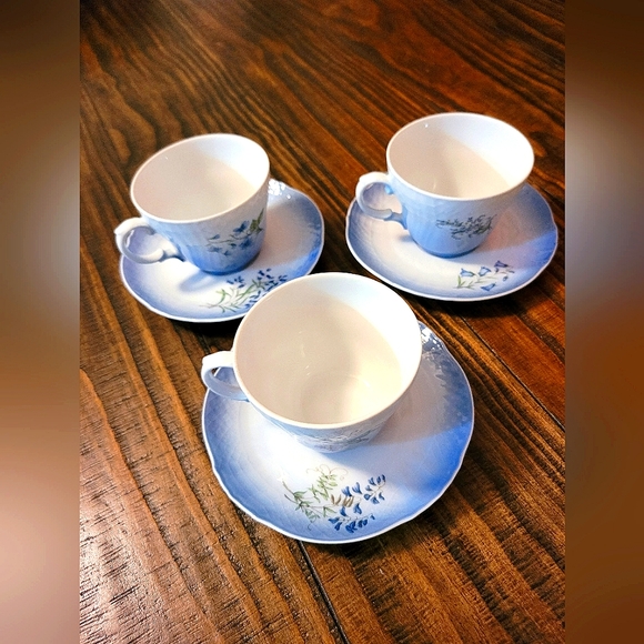 Aston & Westwood | Fine Porcelain | Teacup & Saucer Set| Blue/White w Floral - Picture 3 of 12